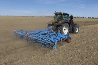 Traktor s kypřičem Lemken Koralin na strništi