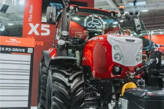 Červený traktor McCormick X5 vystavený na veletrhu Agritechnica.