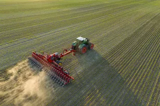 Traktor s meziřádkovým kypřičem Väderstad Extract při práci na poli