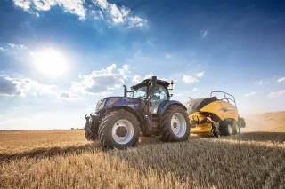 Traktor New Holland s lisem BigBaler na strništi