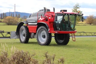 Červený samojízdný postřikovač Horsch Leeb na louce