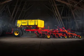 Secí stroj Väderstad Seed Hawk se žlutým zásobníkem v hale