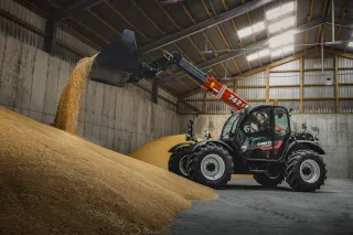 Teleskopický manipulátor Case IH Farmlift sype obilí ve skladu