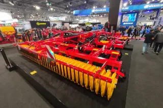 Červenožlutý stroj Väderstad na veletrhu Agritechnica.
