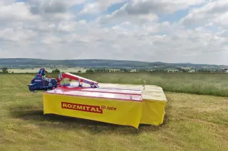 Žací stroj ROZMITAL vystavený na louce