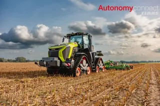 Pásový traktor Claas Xerion s nářadím na poli