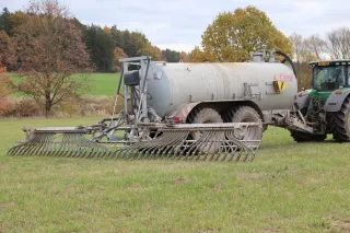 Traktor s cisternou Fliegl a aplikátorem na louce