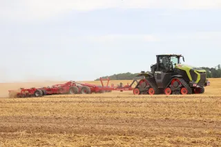 Pásový traktor Claas táhne diskový podmítač Horsch Joker po strništi