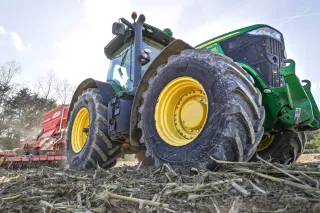 Detail pneumatiky traktoru John Deere na poli