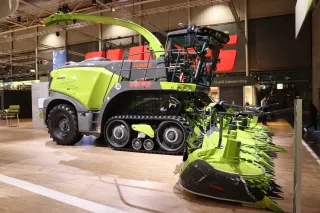 Řezačka Claas Jaguar 990 Terra Trac vystavená v hale