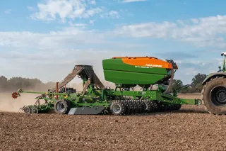 Traktor táhne secí stroj Amazone Cirrus po poli