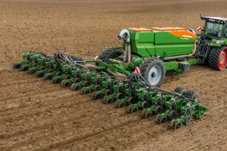 Traktor táhne přesný secí stroj Amazone Precea po poli