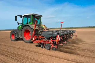 Traktor se secím strojem Horsch Maestro při setí na poli