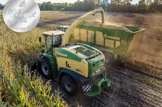 Řezačka Krone plní návěs při sklizni kukuřice