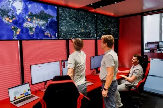 Pracovníci sledují mapy na obrazovkách v centru Case IH