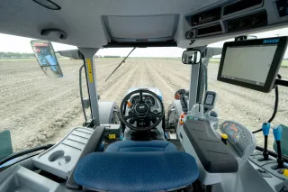 Pohled z kabiny traktoru New Holland na zorané pole