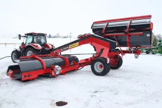 Pásový shrnovač Anderson MergePro915 s traktorem na sněhu