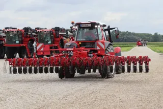 Traktor s červenou plečkou Horsch Transformer VS