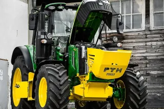 Traktor John Deere se žlutou lesní nástavbou PTH