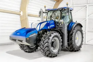Modrý traktor New Holland T7.270 Methane Power CNG v hale