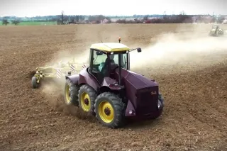 Český třínápravový traktor PB 400 při práci na poli