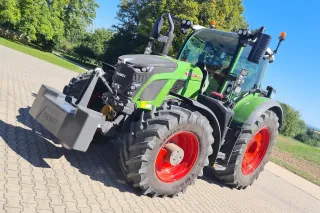 Traktor Fendt 600 Vario na zpevněné ploše
