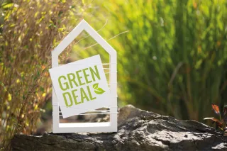 Tabulka s nápisem Green Deal v zahradě