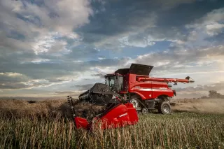 Červená sklízecí mlátička Case IH Axial-Flow na poli