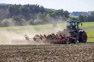 Traktor se širokým kypřičem Horsch Fortis 9 AS na poli