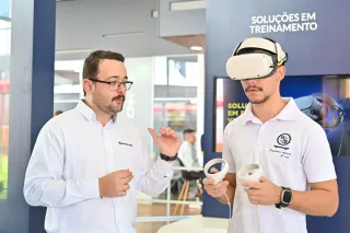 Muž zkouší brýle pro virtuální realitu při prezentaci New Holland