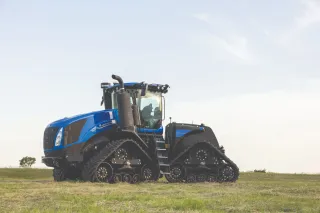 Modrý pásový traktor New Holland SmartTrax na poli