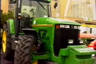 Historický zelený traktor John Deere na veletrhu Techagro 1995.