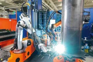 Svařovací robot ve výrobní hale Krone
