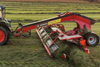 Řádkovací stroj Anderson MergPro 915 při práci na louce