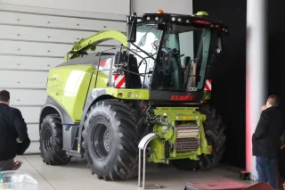 Samojízdná sklízecí řezačka Claas Jaguar v hale
