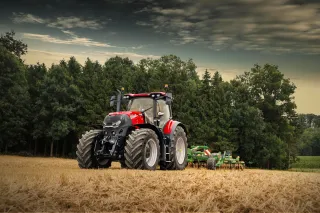 Traktor Case IH Optum s nářadím při práci na poli