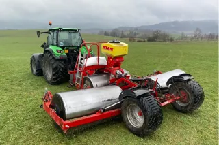Traktor s válci SMS na travnaté ploše
