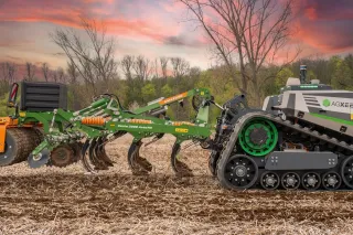 Pásový autonomní traktor AgXeed táhne kypřič Amazone Cenio