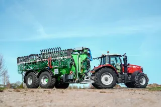 Traktor s cisternou na kejdu Joskin X-TREM2 na poli