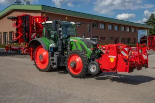 Traktor Fendt s drtičem natě Grimme Toppa