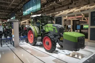 Elektrický traktor Fendt vystavený s prodlužovačem dojezdu