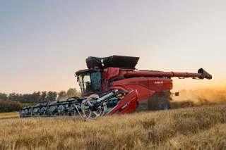 Červená sklízecí mlátička Case IH Axial-Flow při sklizni obilí