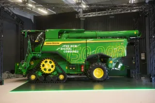 Sklízecí mlátička John Deere S7 vystavená v hale