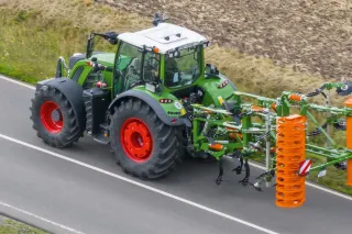Traktor veze kypřič Amazone Cenio po silnici