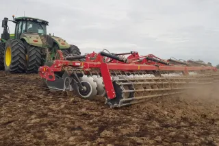 Traktor s diskovým podmítačem SMS Superior na poli