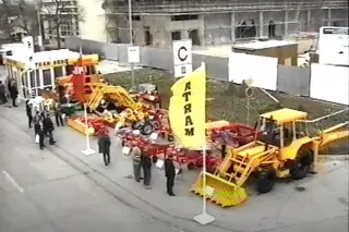 Historický záběr expozice zemědělských a stavebních strojů na veletrhu Techagro 1998.
