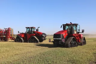 Dva pásové traktory Case IH Quadtrac na poli