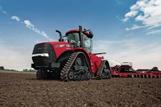 Pásový traktor Case IH Steiger Rowtrac 450 na poli.