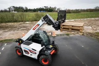 Elektrický teleskopický manipulátor Bobcat zdvihá paletu