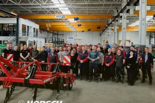 Zaměstnanci Horsch s kypřičem Terrano v hale.